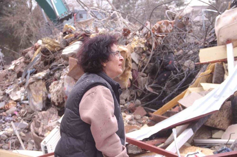 Evleri yıkıldı, enkaz başında gece gündüz kedilerini arıyor