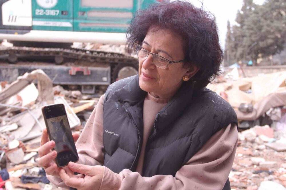 Evleri yıkıldı, enkaz başında gece gündüz kedilerini arıyor