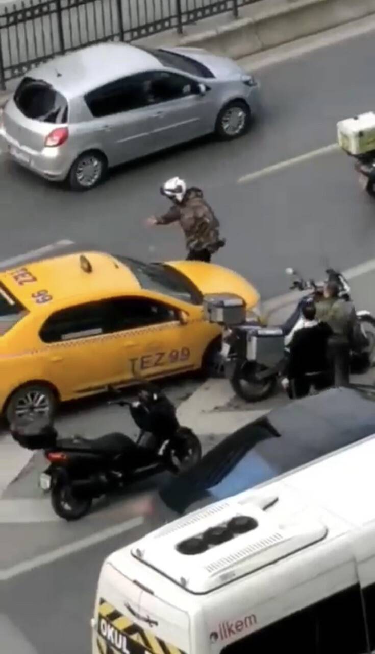 İstanbul’un göbeğinde trafik kavgası kamerada