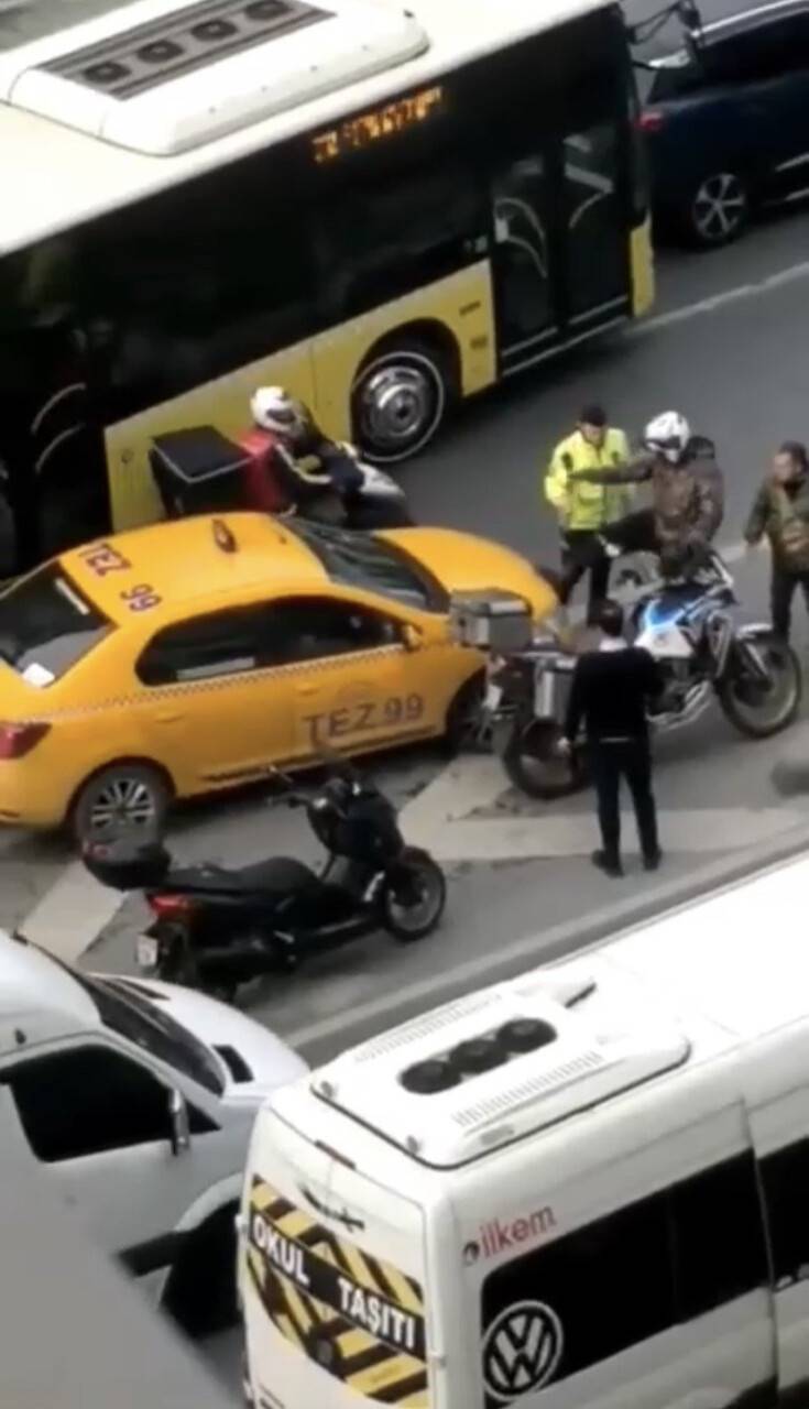 İstanbul’un göbeğinde trafik kavgası kamerada