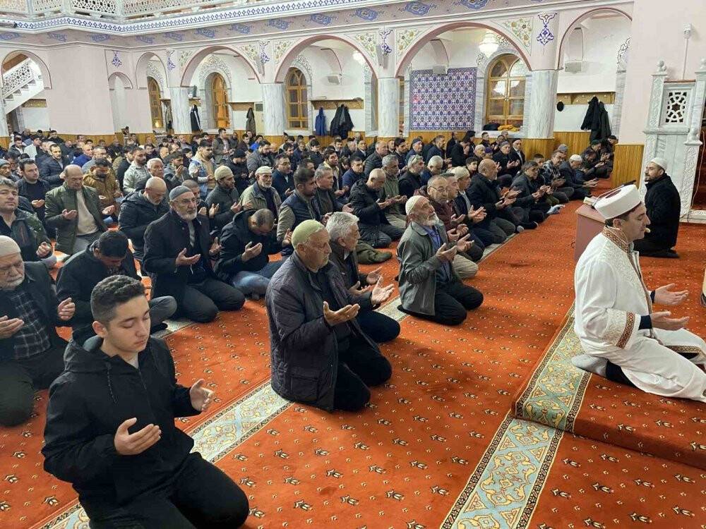 Kulu’da Berat Kandili'nde camiler doldu