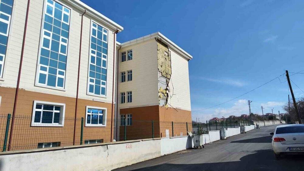 Kuvvetli rüzgar okul duvarına zara verdi