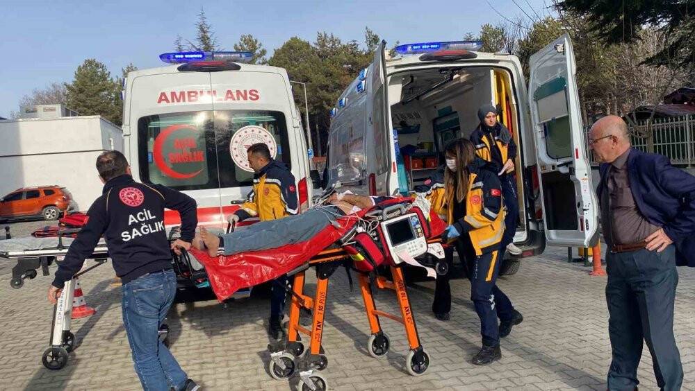 Pirize takılı fişi tamir etmek isterken elektriğe kapıldı