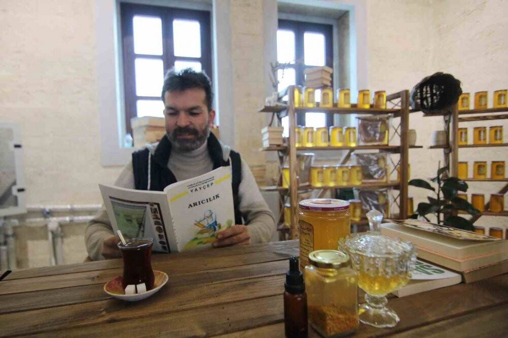 Şehirden köyüne döndü, doğal bal üretiyor