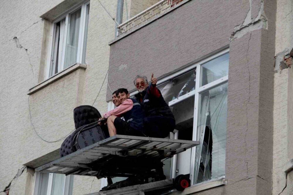 5 otomobil, 50 kişinin hayatını kurtardı