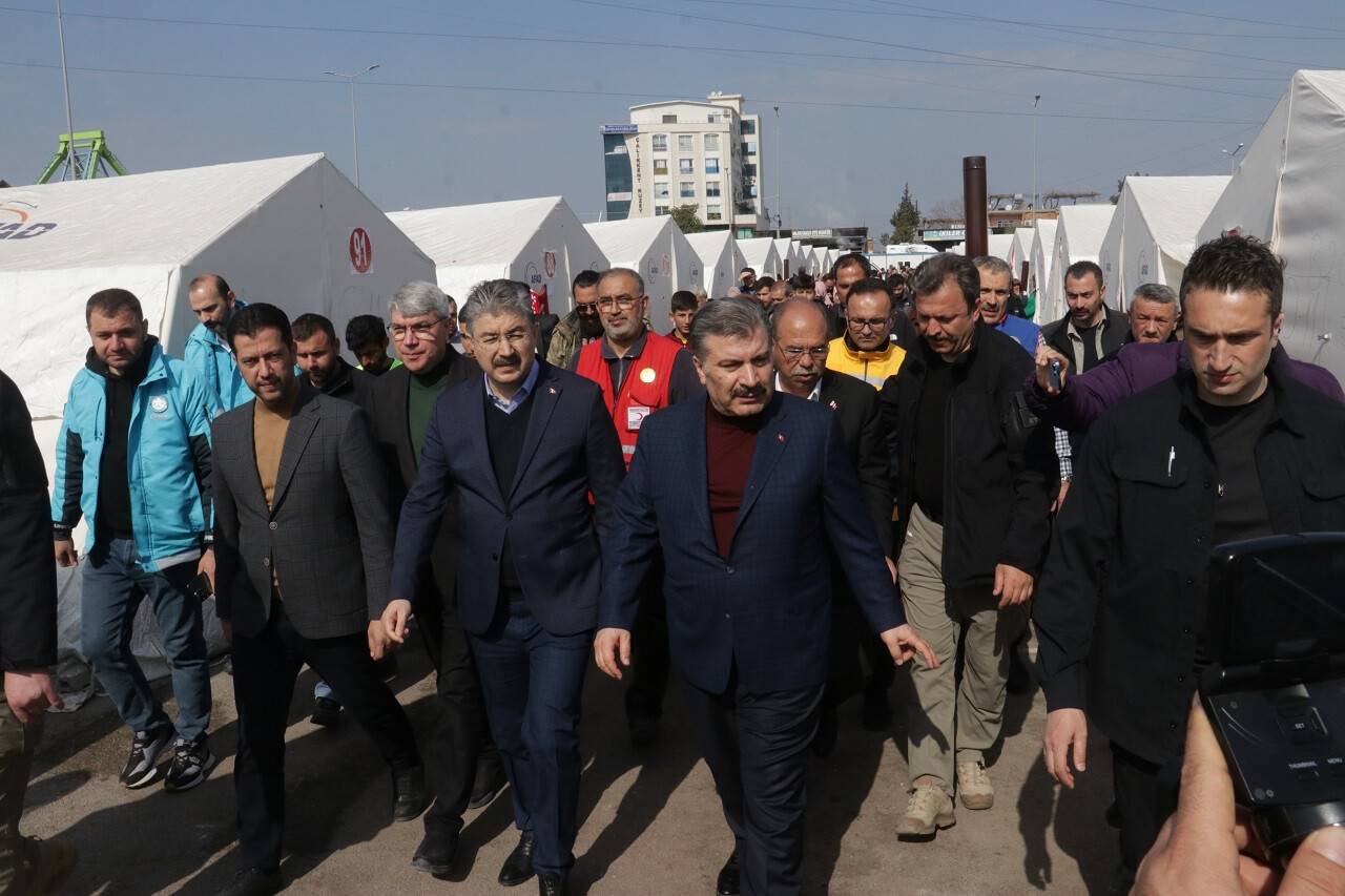 aa-20230226-30417438-30417436-saglik-bakani-fahrettin-koca-osmaniyede-depremzedeleri-ziyaret-etti.jpg