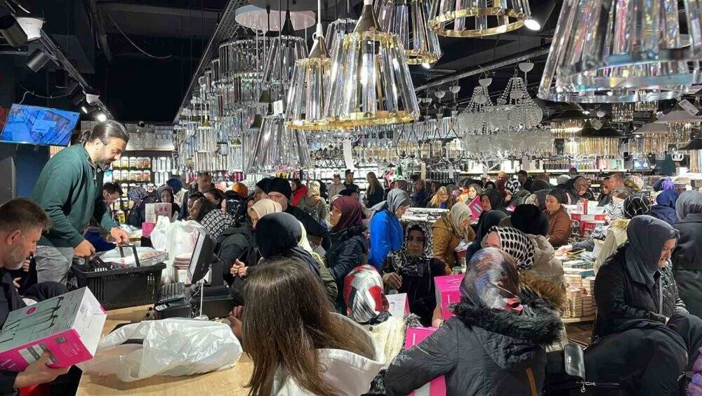 Fiyatı duyan koştu: Kapıları zor tuttular