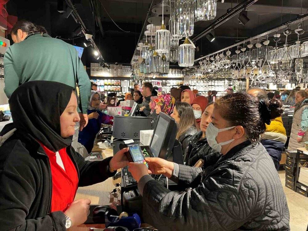 Fiyatı duyan koştu: Kapıları zor tuttular