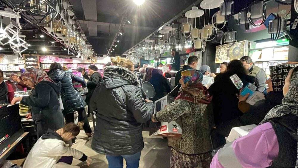 Fiyatı duyan koştu: Kapıları zor tuttular