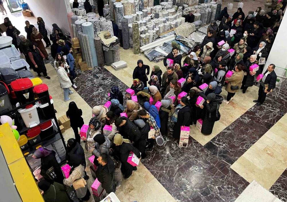 Fiyatı duyan koştu: Kapıları zor tuttular