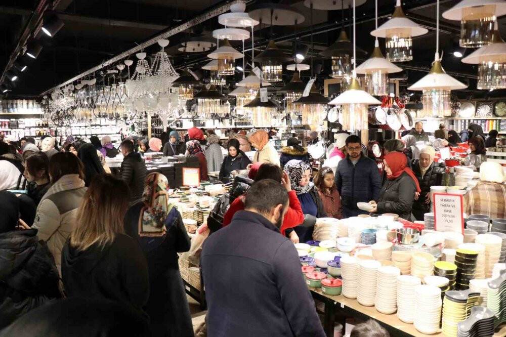 Fiyatı duyan koştu: Kapıları zor tuttular