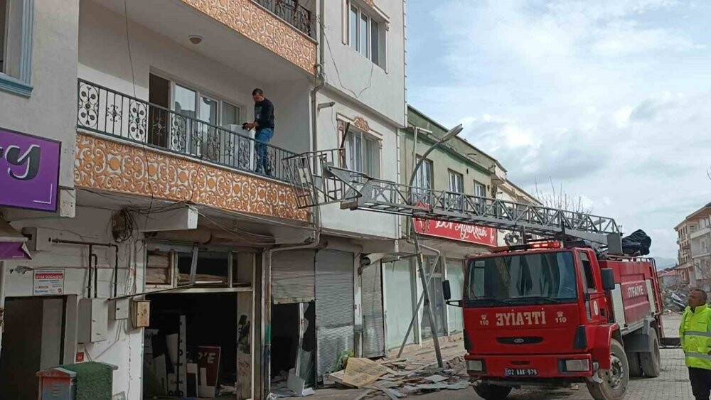 Hasarlı binadan kurtarılacaktı, atlayarak kaçtı