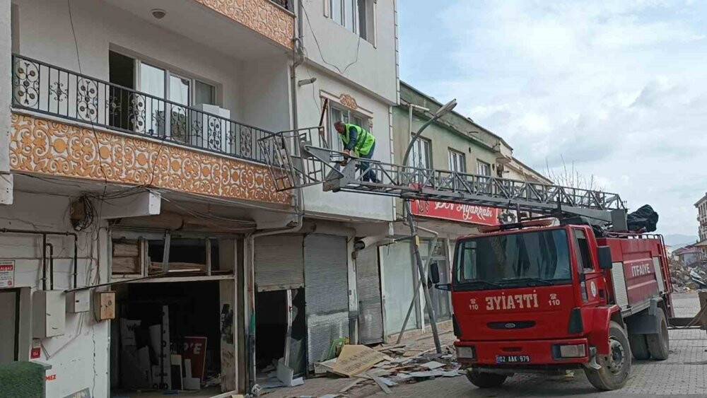 Hasarlı binadan kurtarılacaktı, atlayarak kaçtı