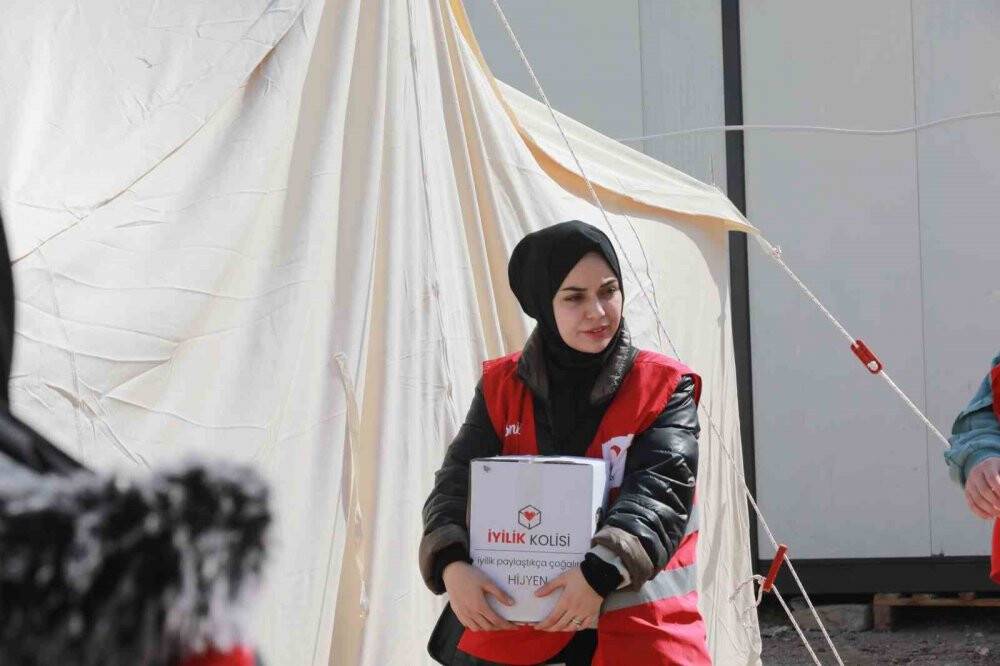 Kadınlar Türk Kızılay’a katkı sağlıyor