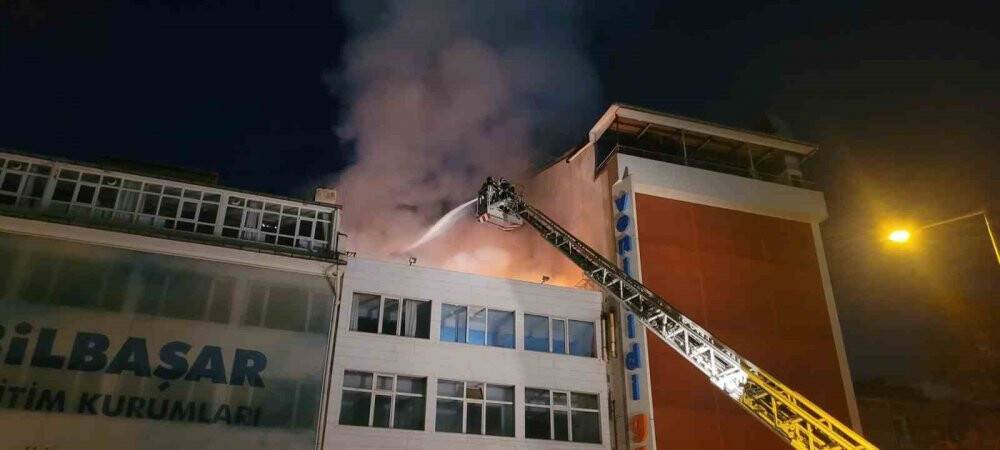 Başkentte 4 katlı metruk binada  yangın