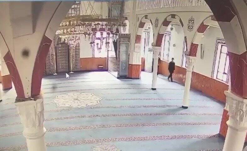 Camiden mikrofon çalan hırsızların rahat tavırları pes dedirtti