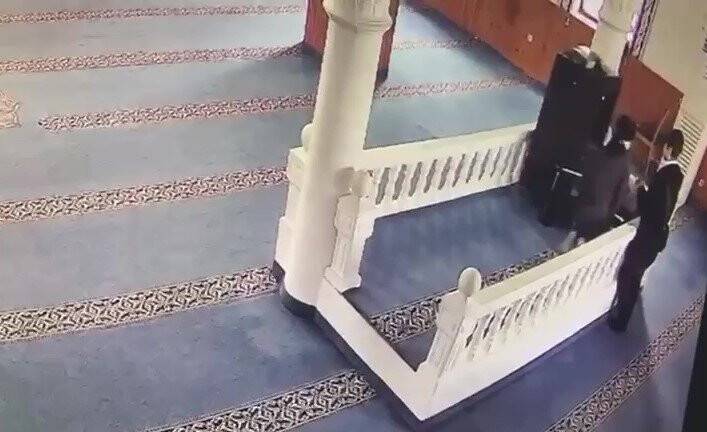 Camiden mikrofon çalan hırsızların rahat tavırları pes dedirtti
