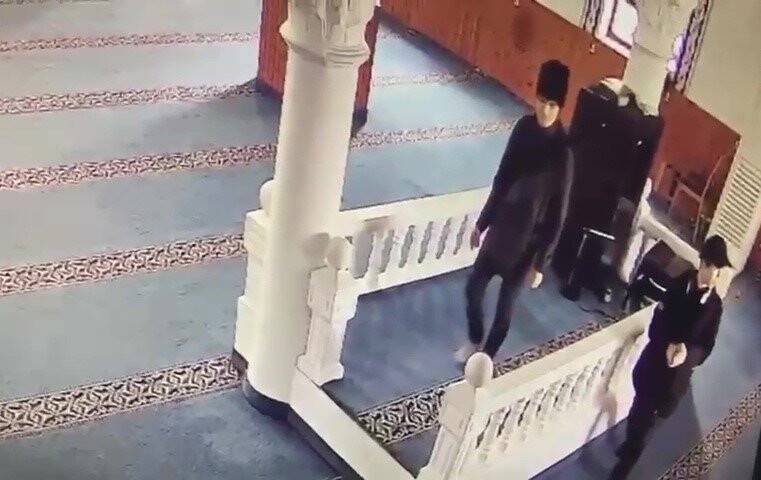 Camiden mikrofon çalan hırsızların rahat tavırları pes dedirtti