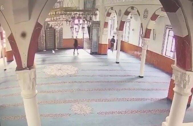 Camiden mikrofon çalan hırsızların rahat tavırları pes dedirtti