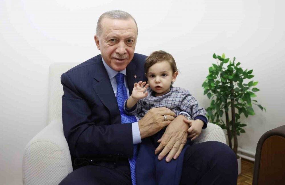 Cumhurbaşkanı Erdoğan, depremzede aileyi ziyaret etti