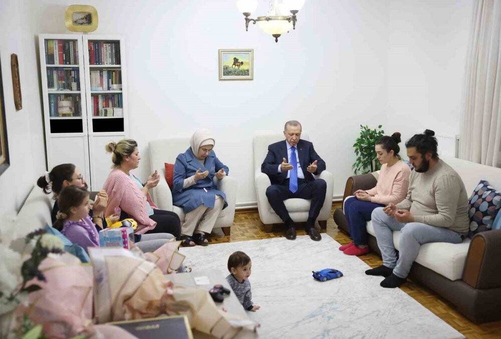 Cumhurbaşkanı Erdoğan, depremzede aileyi ziyaret etti