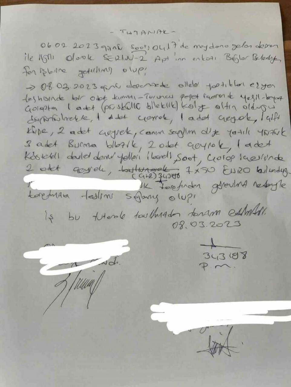 Enkaz eşyaları arasında hatıralarını ararken buldu hemen emniyete teslim etti