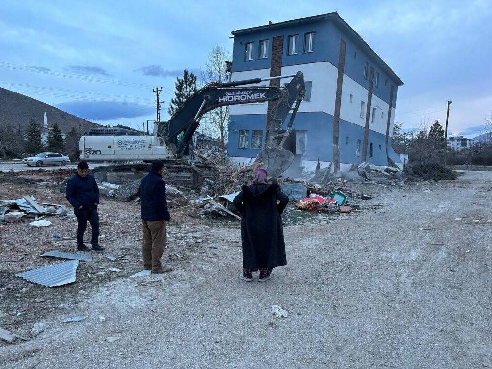 Günler sonra enkazdan çıkarıldı, haberi alınca sevinçten bayıldı