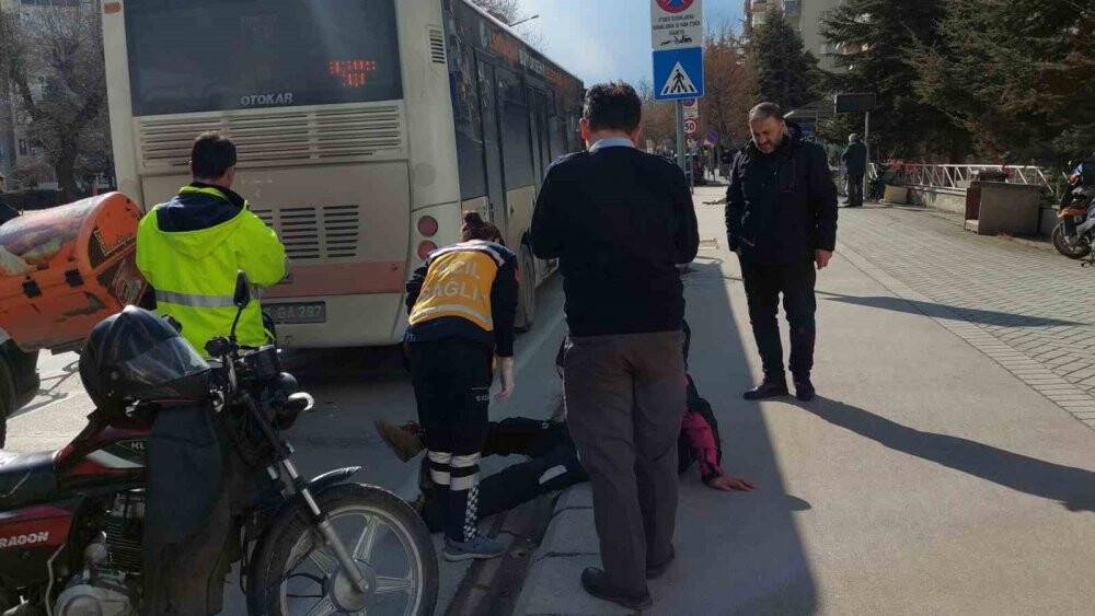 Motosikletli kurye otobüse çarptı