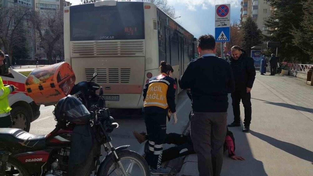Motosikletli kurye otobüse çarptı