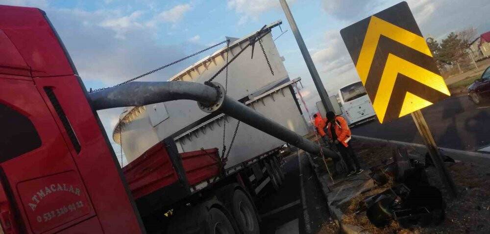 TIR, trafik direğini devirdi