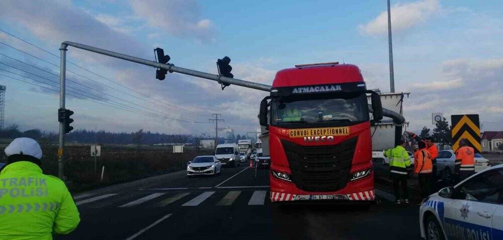 TIR, trafik direğini devirdi