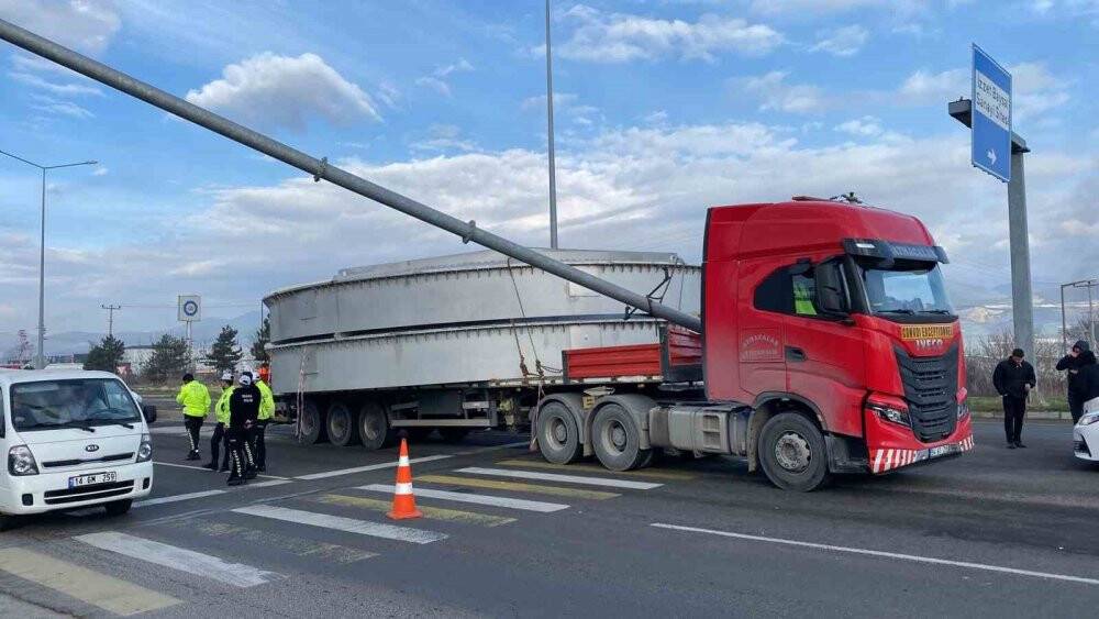 TIR, trafik direğini devirdi