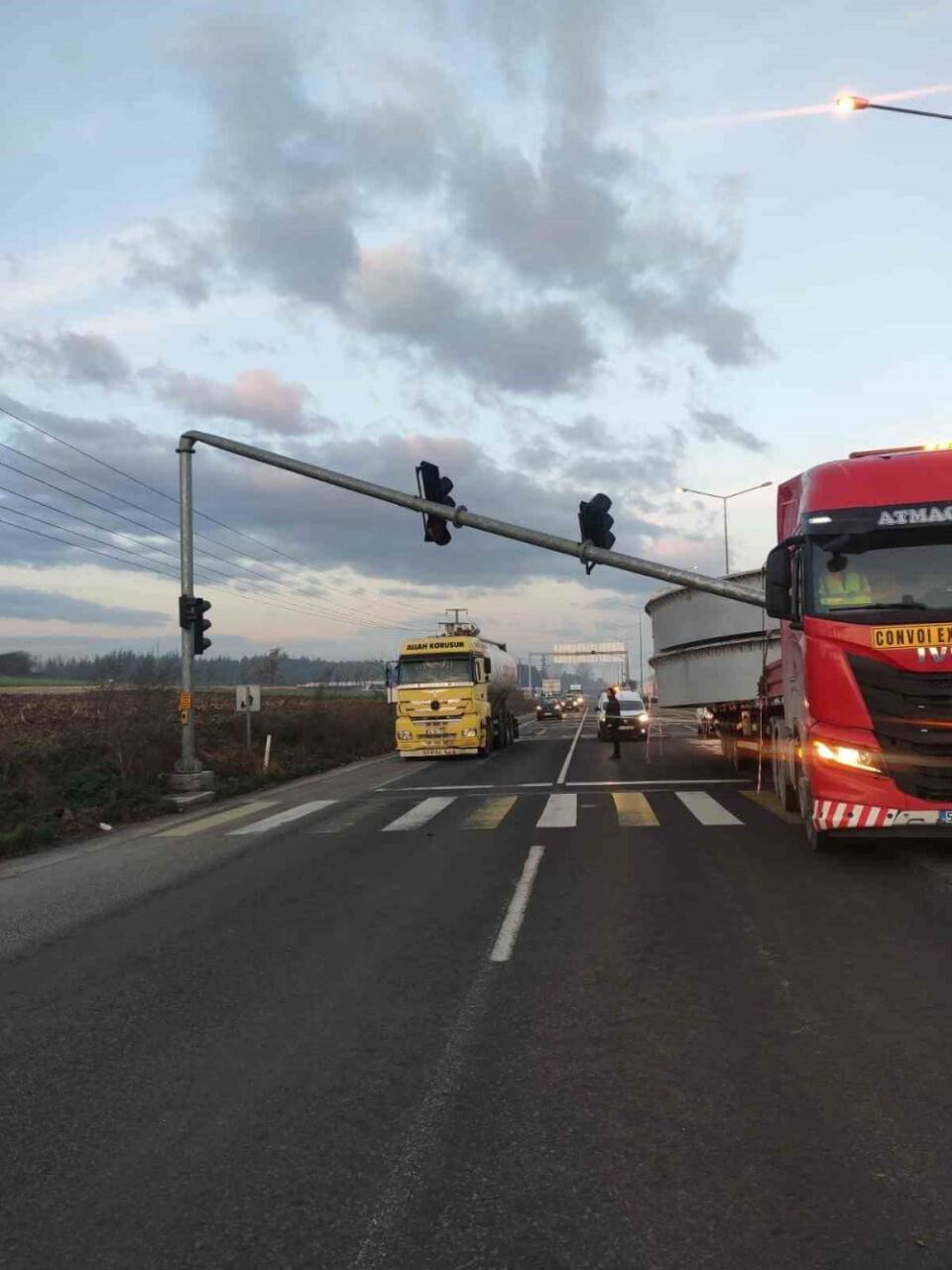 TIR, trafik direğini devirdi