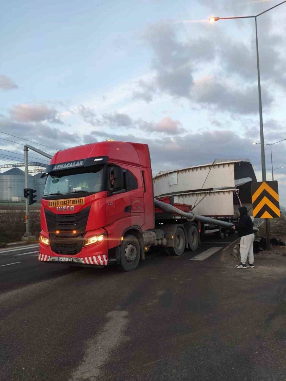 TIR, trafik direğini devirdi