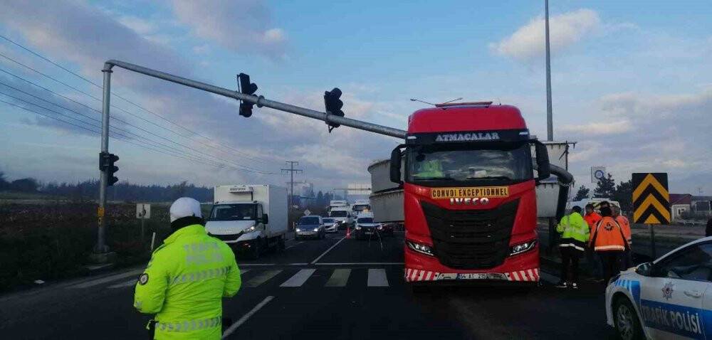 TIR, trafik direğini devirdi