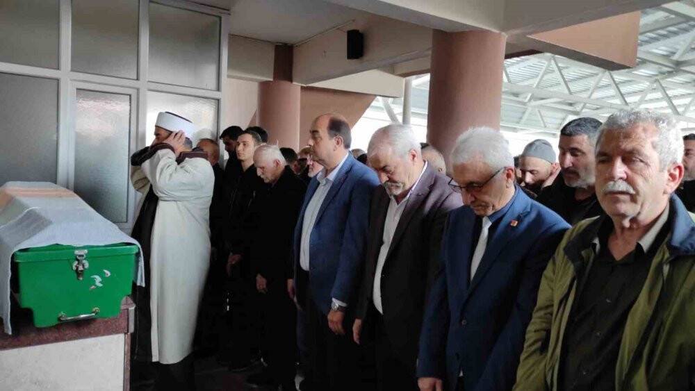 Yolcu beklerken ölen otobüs şoförü toprağa verildi