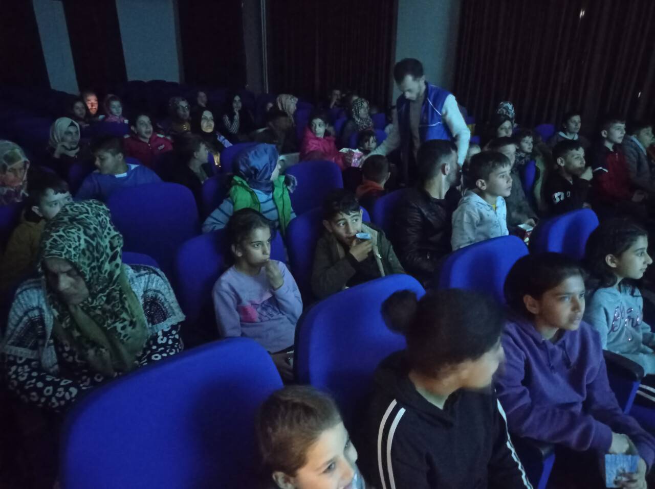 aa-20230310-30530401-30530399-bozkirda-depremzede-cocuklara-film-izleme-etkinligi.jpg
