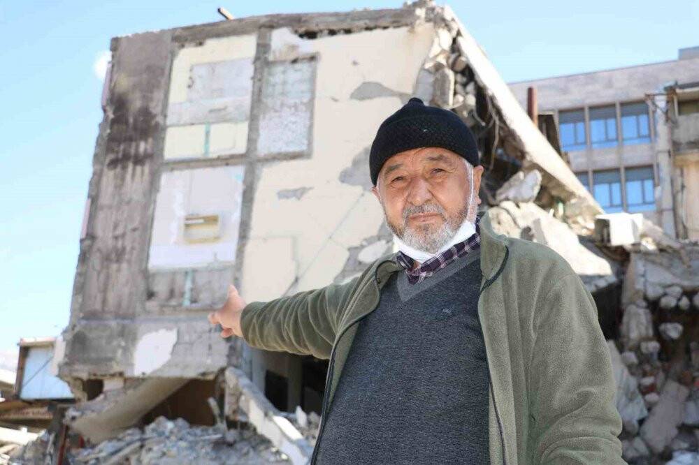 Depremde yerle bir olan binada dikkat çeken görüntü: Raftaki fincanlar olduğu gibi kaldı