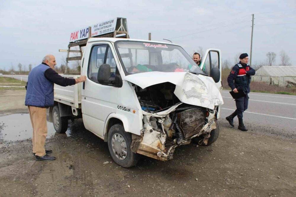 Kamyonet ile otomobil çarpıştı: 3 yaralı