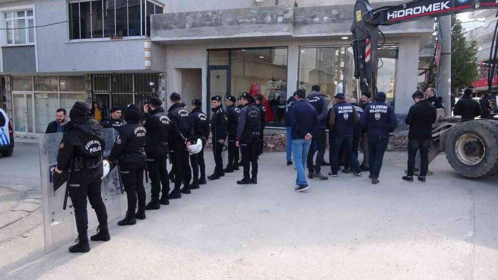 Yıkımı engellemek için kendilerini kilitlediler