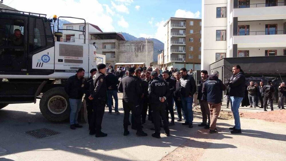 Yıkımı engellemek için kendilerini kilitlediler