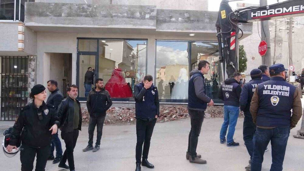 Yıkımı engellemek için kendilerini kilitlediler