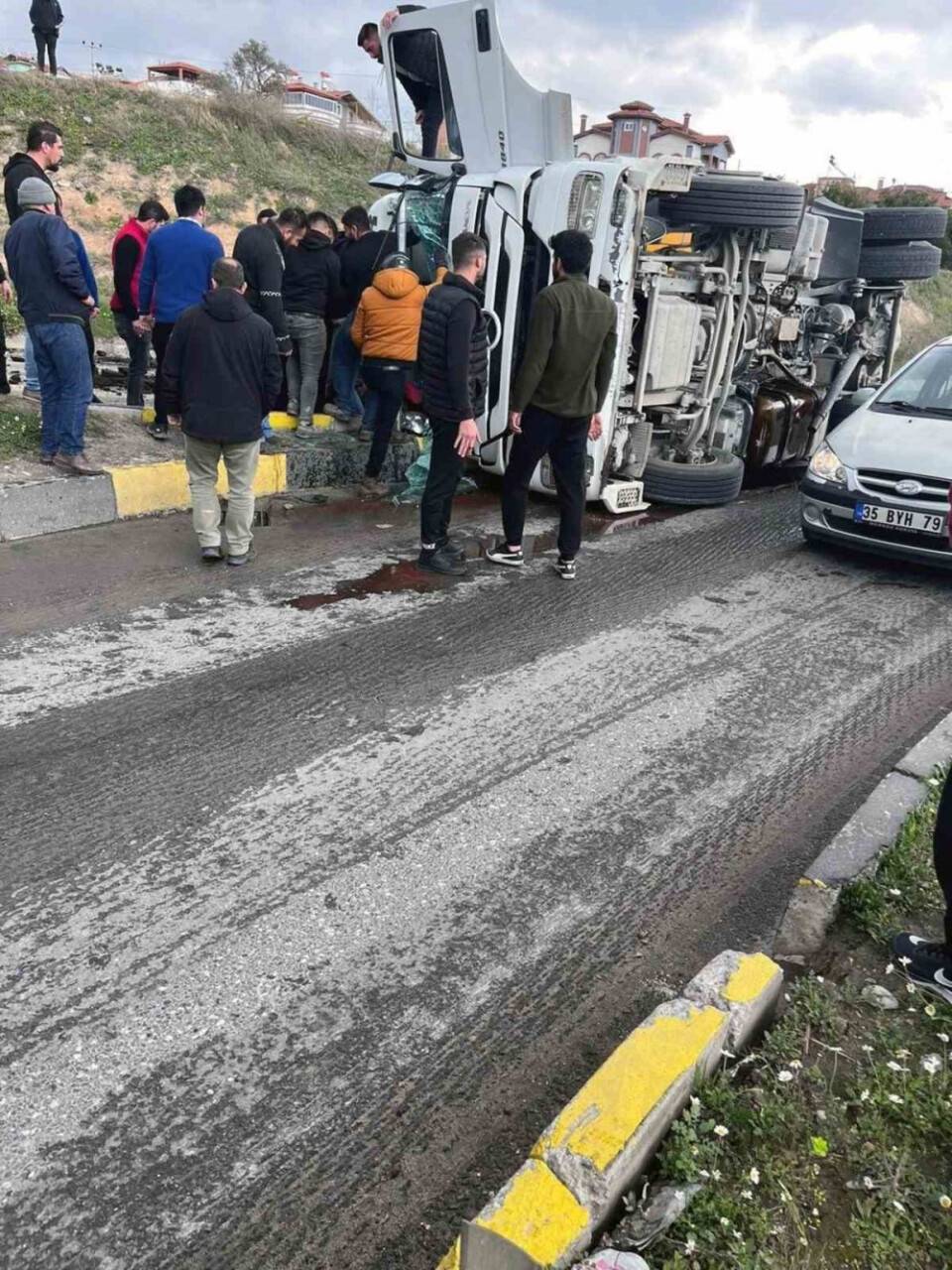 Alt geçit virajını alamayınca devrildi