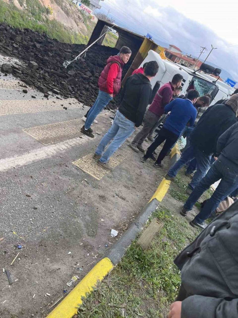 Alt geçit virajını alamayınca devrildi