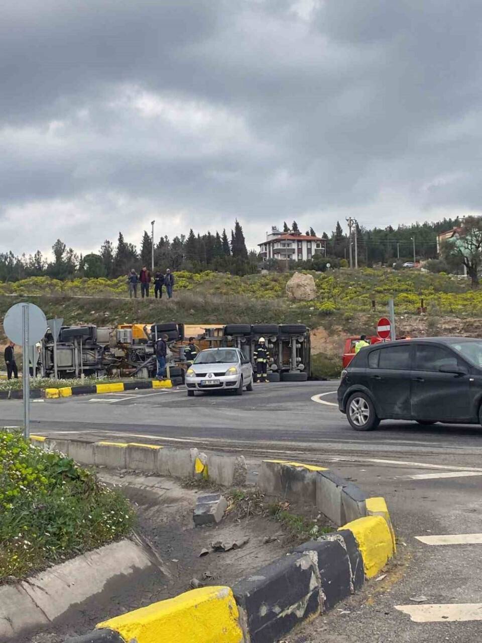 Alt geçit virajını alamayınca devrildi