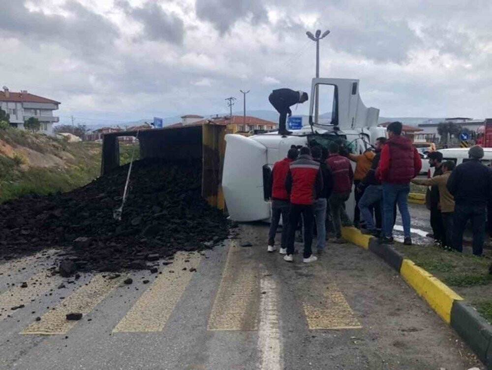 Alt geçit virajını alamayınca devrildi