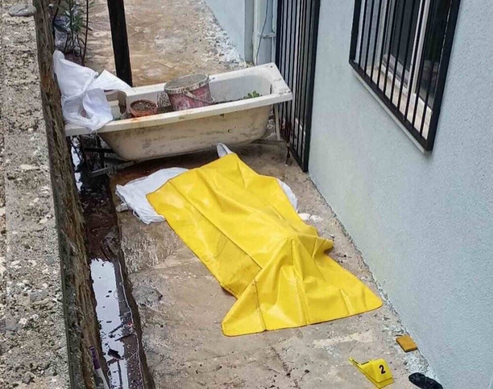 Apartmanın en üst katından beton zemine düştü