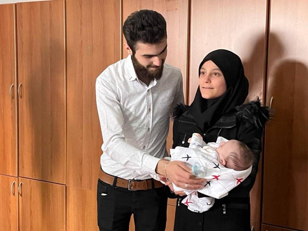 Depremzede aile en son 6 günlükken gördükleri bebeklerine 40'ıncı gününde kavuştu