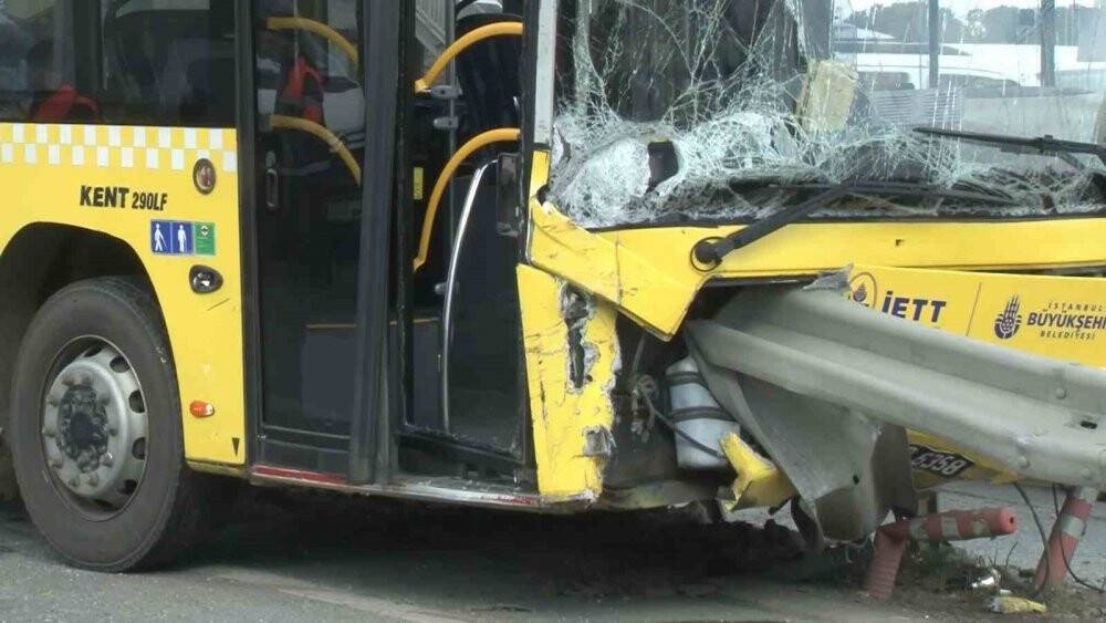 İETT otobüsü bariyere çarptı: Yaralılar var