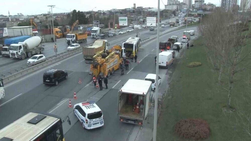 İETT otobüsü bariyere çarptı: Yaralılar var